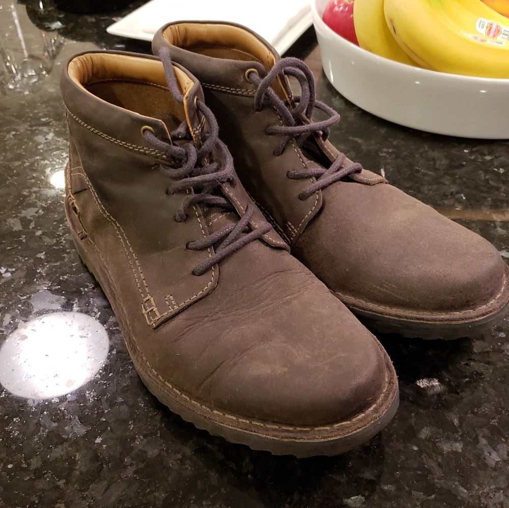 LEATHER CLARKS BOOTS